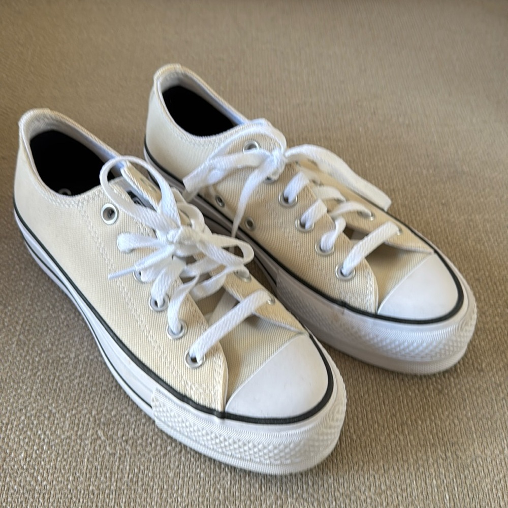 Never worn Converse low tops
